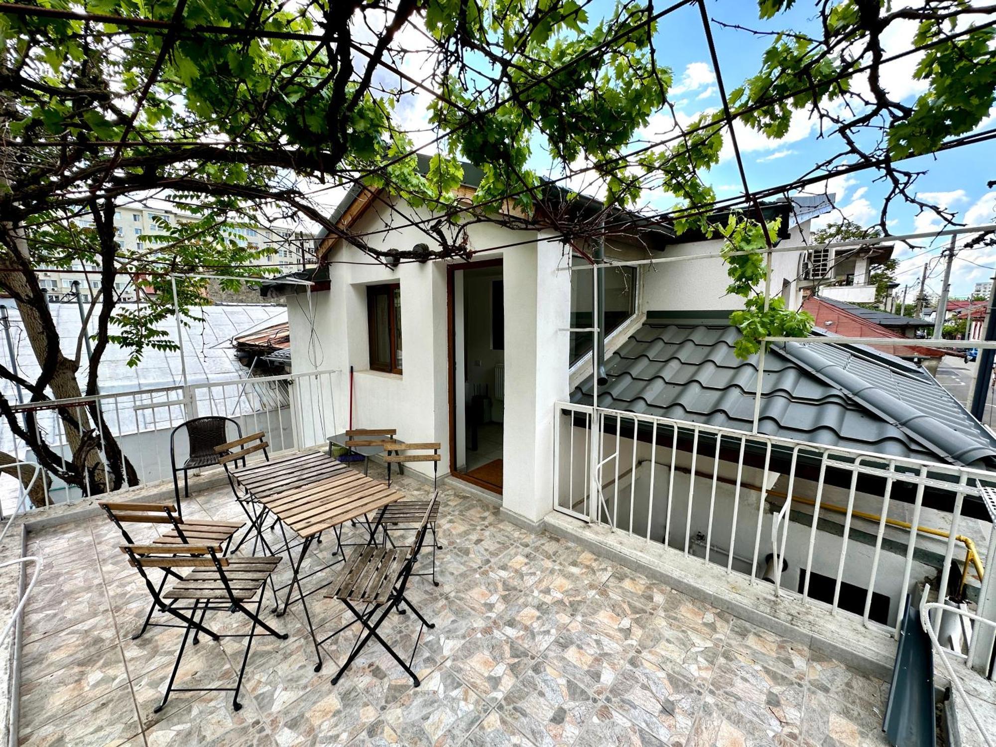 Interbelic House With Courtyard And Terrace Villa Bukares Bagian luar foto